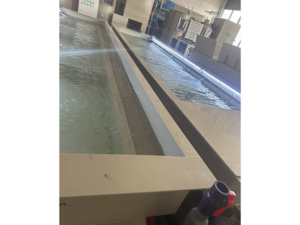澳龍暫氧池 室內養殖區（qū） 活魚箱養殖